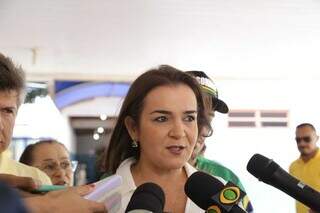 Prefeita deu entrevista após votar em Eduardo Riedel para o governo do Estado. (Foto: Kísie Ainoã)