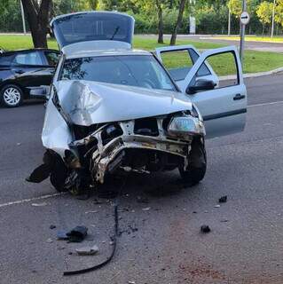 Motorista de aplicativo dorme ao volante e derruba sem&aacute;foro em avenida