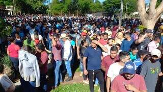 Eleitores pedrojuaninos aglomerados para votar em eleição de prefeito (Foto: Direto das Ruas)