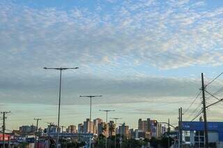 Capital amanheceu com algumas nuvens no céu neste domingo (Foto: Henrique Kawaminami)