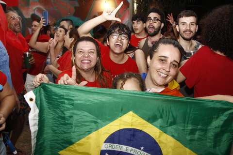 Apertada, vitória de Lula é celebrada com música, festa e discurso de alívio 
