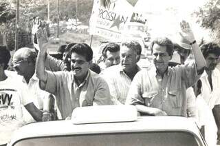 Sobre a caminhonete, Pedrossian ao lado de Levy Dias, ambos com as mãos levantadas. (Foto: Joacir Caju/Arquivo/Divulgação)