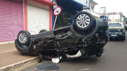 Ve&iacute;culo fica com as rodas para cima em capotagem no centro de Campo Grande