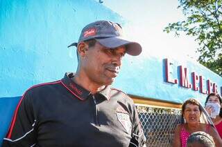 Eleitor Paulo Sérgio chegou 4h30 na Escola Municipal Tomaz Ghirardelli (Foto: Henrique Kawaminami)