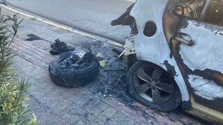 Junto de pneu, roupas, calçado e objetos do proprietário foram queimados (Foto: Mariely Barros)