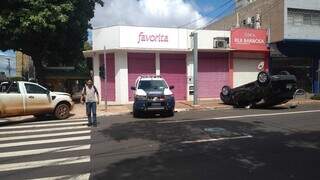 Ve&iacute;culo fica com as rodas para cima em capotagem no centro de Campo Grande