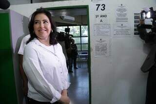 Simone Tebet aguarda para votar, na Escola Estadual Lúcia Martins Coelho. (Foto: Kisie Ainoã)