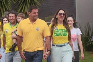 Candidato Renan Contar chegando ao local de votação acompanhado da esposa (Foto: Marcos Maluf)