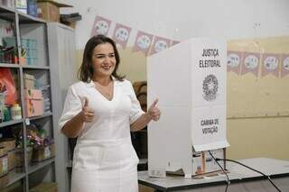 Prefeita de Campo Grande, Adriane Lopes (Patri), fez sinal após votar. (Foto: Kísie Ainoã)