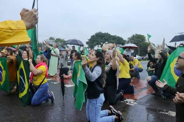 Ao som do Hino Nacional e buzina&ccedil;os, bolsonaristas protestam em frente ao CMO