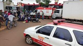 Socorristas tentam reanimar motociclista, mas ela morreu no local do acidente (Foto: Adilson Domingos)