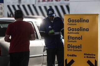 Consumidor abastecendo em posto de combustíveis da Capital (Foto: Marcos Maluf/Arquivo)