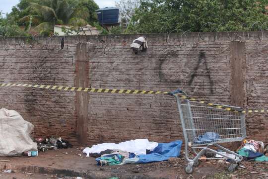 Moradores acordam e encontram homem morto em calçada da Rua dos Pirineus