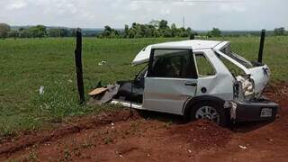 Parte do Fiat Uno parou em cerca de propriedade rural às margens de rodovia. (Foto: Cassilândia Notícias)