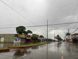 Avenida Hayel Bon Faker, na região sul de Dourados, nesta manhã (Foto: Helio de Freitas)