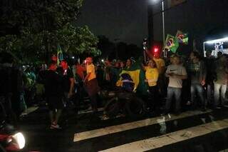Manifestantes colocando pneus na Avenida Duque de Caxias em Campo Grande. (Foto: Paulo Francis)