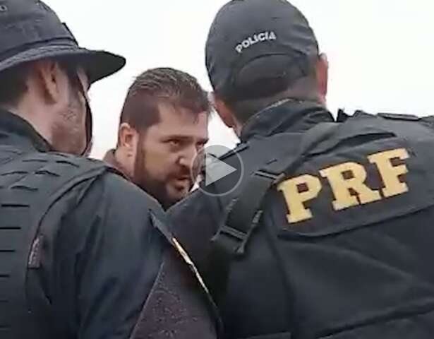 Advogado atira contra manifestantes, tenta furar bloqueio e é preso pela PRF