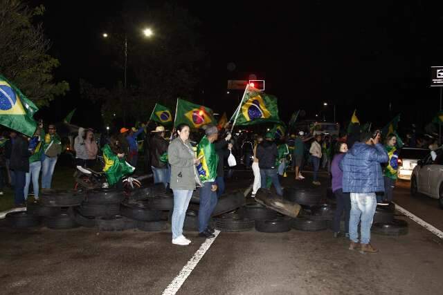 Com pneus, bolsonaristas intensificam protesto e bloqueiam via em frente ao CMO