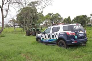 Viaturada Polícia Militar e corpo do homem perto de trator na fazenda. (Foto: Paulo Francis)