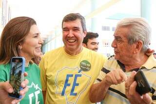 Eduardo Riedel com eleitor logo após votar. (Foto: Henrique Kawaminami/Arquivo)