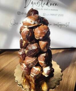 Torre de tâmaras recheadas de chocolate faz parte do cardápio. (Foto: Divulgação)