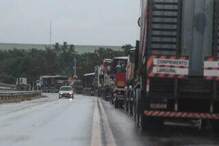 Durante a manhã, fila de caminhões chegava a seis quilômetros na BR-262. (Foto: Marcos Maluf)