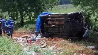 Caminhonete tombada perto da cerca às margens da rodovia. (Foto: Cassilândia Notícias)