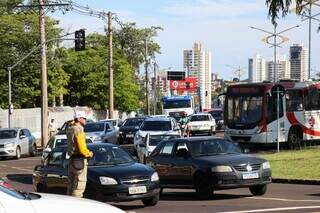 Veículos trafegam na avenida Joaquim Murtinho, na Capital (Foto: Henrique Kawaminami)