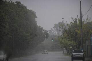 Chuva atingiu bairros da Capital logo na manhã desta segunda-feira. (Foto: Marcos Maluf)