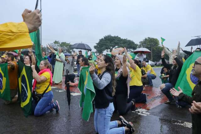 Ao som do Hino Nacional e buzinaços, bolsonaristas protestam em frente ao CMO