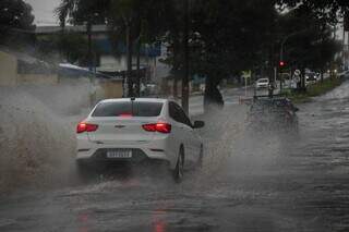 Chuva atingiu alguns bairros de Campo Grande nesta manhã. (Foto: Marcos Maluf)