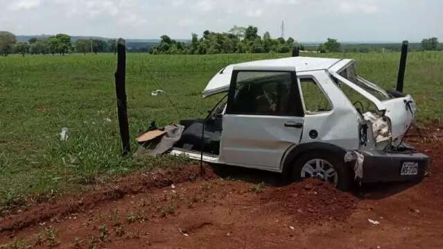 Fiat Uno parte ao meio em acidente com caminhonete na BR-158