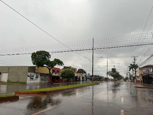 Semana come&ccedil;a com chuva e temperatura despenca quase 20 graus