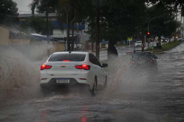 Chuva anuncia frente fria na manh&atilde; desta segunda na Capital