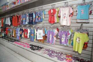 Liquidação com diversas roupas infantis é a chance perfeita de encontrar looks para criançada sem gastar. (Foto: Kísie Ainoã)
