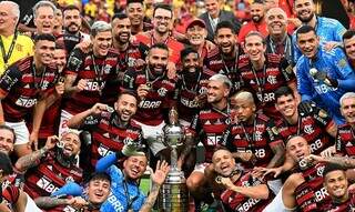 Time do Flamengo comemorando o título da Libertadores. (Foto: Reprodução Twitter/Conmebol Libertadores)