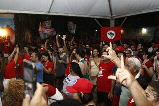 Comemoração de eleitores do Lula na sede do MST (Movimento Sem Terra) de Campo Grande (Foto: Alex Machado)