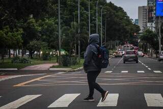 Coberta do pé a cabeça, mulher atravessa Avenida Afonso Pena (Foto: Henrique Kawaminami)