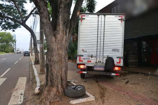 Após colisão, caminhão vai parar na calçada de boate na Afonso Pena