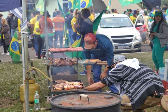 Bolsonaristas alugam banheiros, gerador e fazem churrasco em frente ao CMO