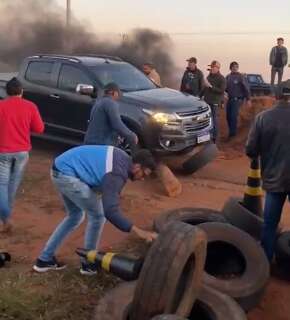 Motorista fura bloqueio e tem veículo depredado por manifestantes na fronteira