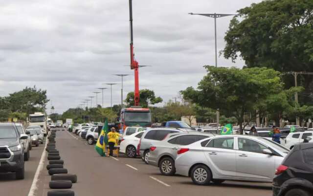 &Oacute;rg&atilde;os de fiscaliza&ccedil;&atilde;o ignoram carros nos canteiros em frente ao CMO