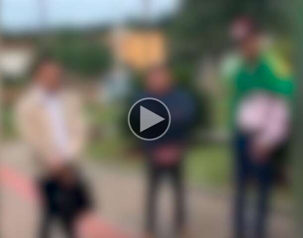 Pais intimidam diretor de escola por causa de foto em rede social