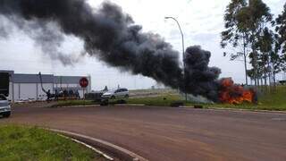 Pneus queimados na margem da BR-463, em Ponta Porã (Foto: Direto das Ruas)