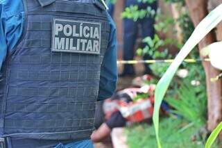 Polícia Militar no local onde o corpo de Tiago foi encontrado. (Foto: Henrique Kawaminami)