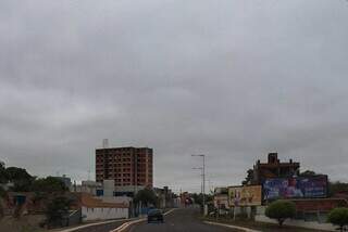 Céu nublado nesta terça-feira em Campo Grande (Foto: Henrique Kawaminami)