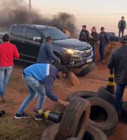 Motorista fura bloqueio e tem ve&iacute;culo depredado por manifestantes na fronteira