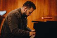 Lucas gravou no mesmo estúdio que Beyoncé e foi parar na Times Square