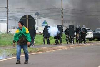 Policial dispara bomba de efeito moral na ação de retirada de manifestantes na BR-163. (Foto: Henrique Kawaminami)