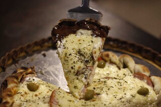Na pizzaria, ele mistura a massa salgada com a borda recheada de chocolate. (Foto: Alex Machado)